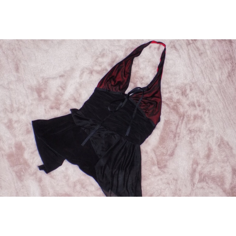 🚨Red/Black Halter Top🚨